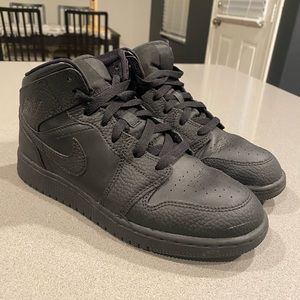 Jordan’s 1 MID (GS) 6Y Black
